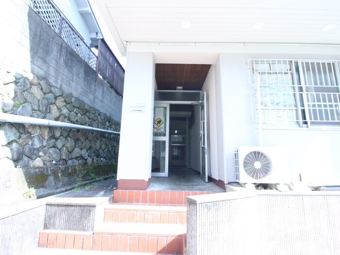 物件外観写真6　(エントランス部分)