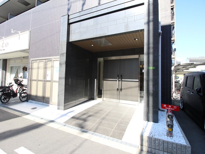 物件外観写真2　(エントランス部分)