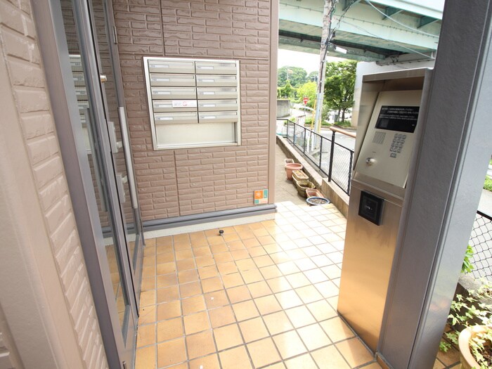 物件外観写真4　(エントランス部分)