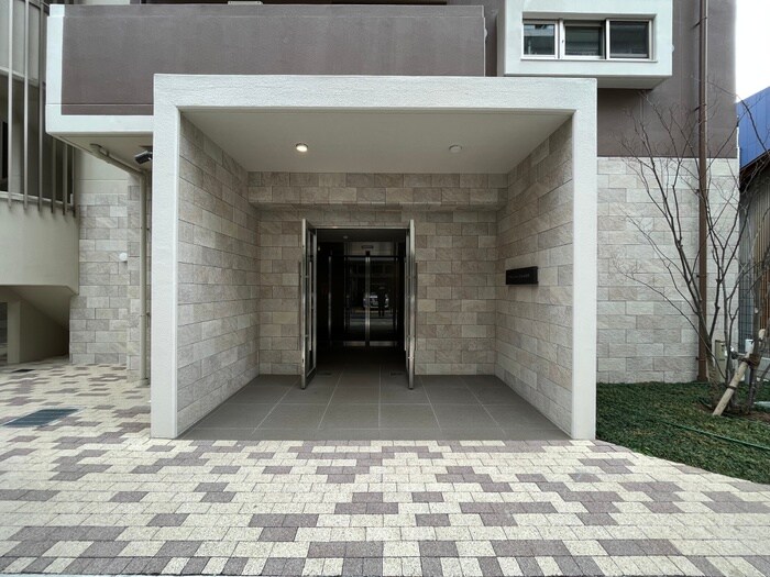 物件外観写真3　(エントランス部分)