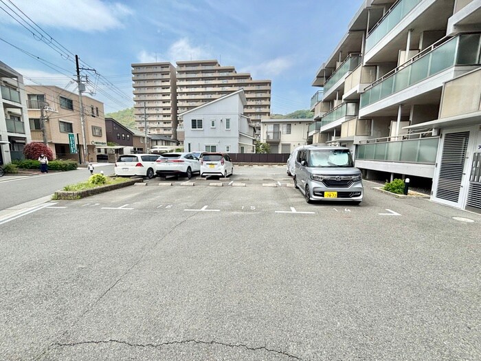 物件外観写真6　(駐車場)