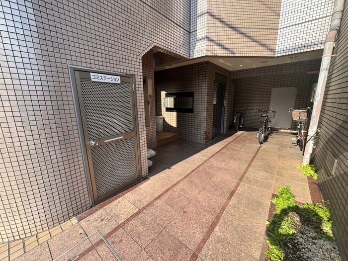 物件外観写真6　(エントランス部分)