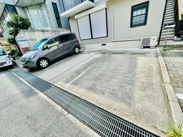 物件外観写真4　(駐車場)