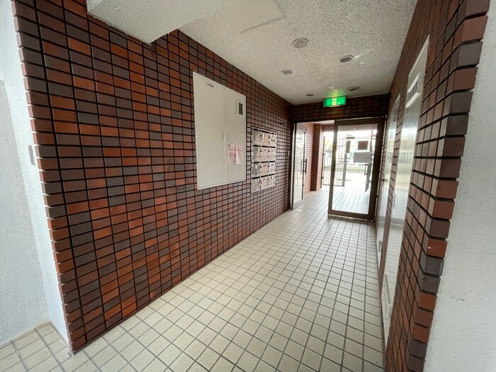 物件外観写真5　(エントランス部分)