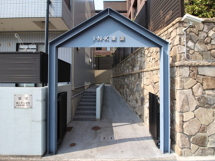 物件外観写真2　(エントランス部分)