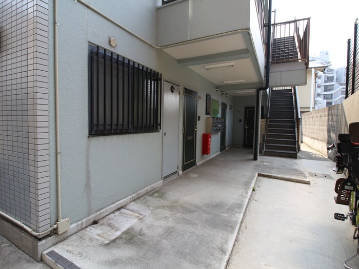 物件外観写真3　(エントランス部分)