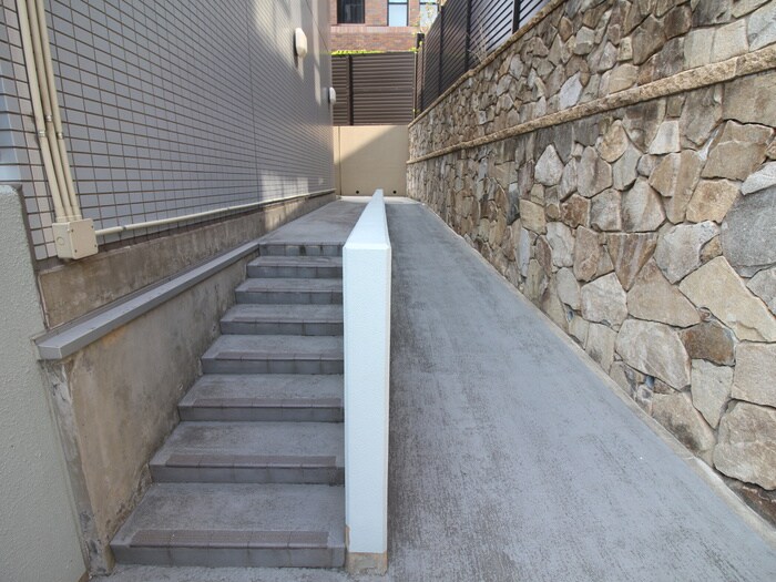 物件外観写真4　(エントランス部分)