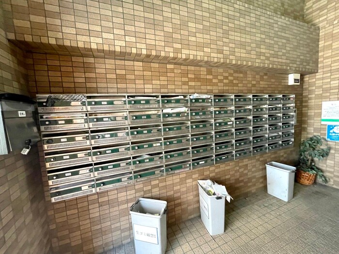 物件外観写真5　(バイク置き場)