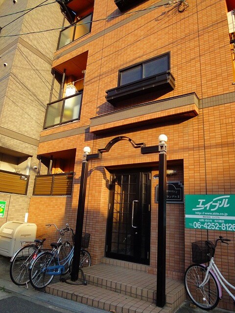 物件外観写真2　(エントランス部分)