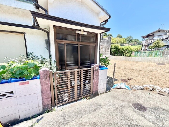 物件外観写真2　(エントランス部分)