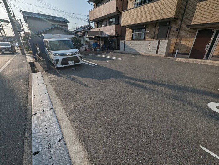 物件外観写真4　(駐車場)