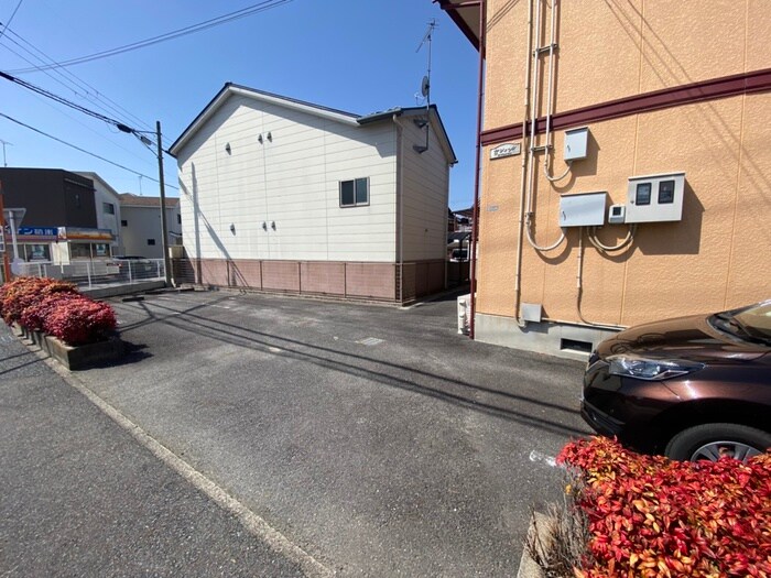 物件外観写真2　(駐車場)