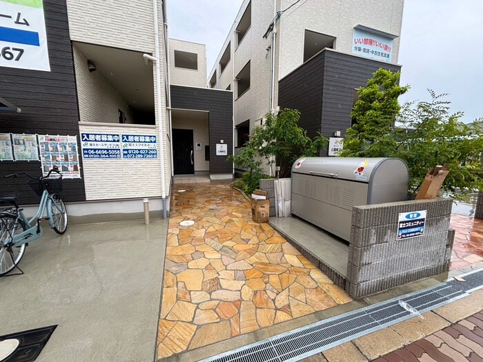 物件外観写真2　(エントランス部分)