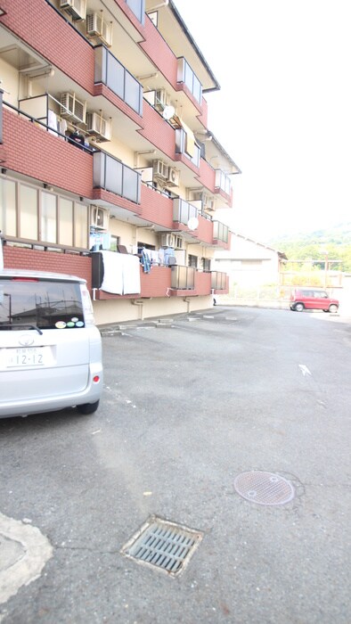 物件外観写真5　(駐車場)