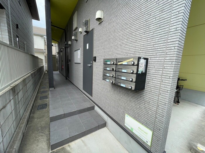 物件外観写真2　(エントランス部分)