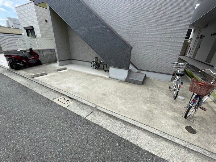 物件外観写真3　(駐車場)