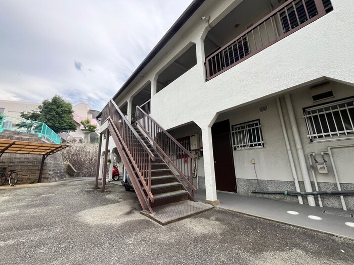 物件外観写真3　(エントランス部分)