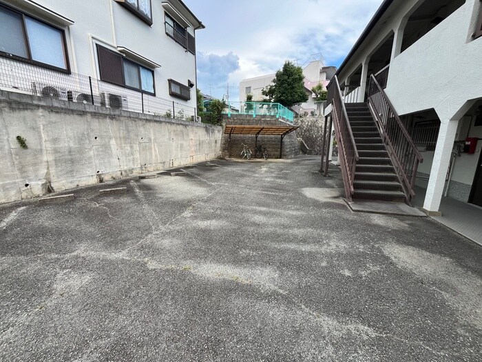 物件外観写真6　(エントランス部分)