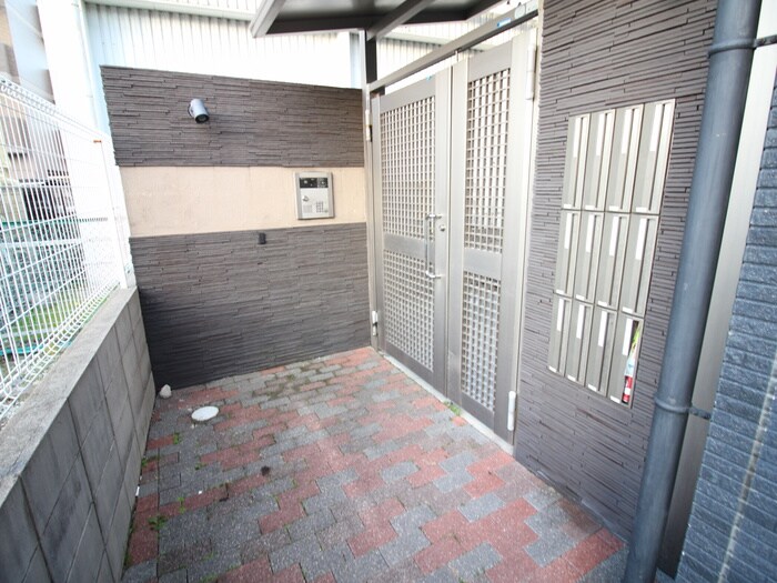 物件外観写真3　(エントランス部分)