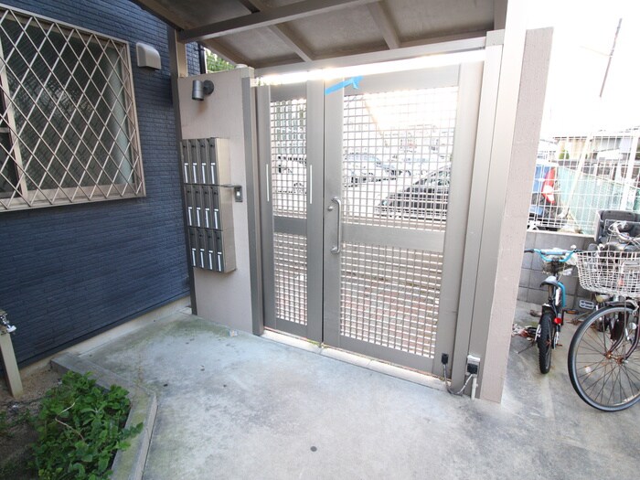 物件外観写真4　(エントランス部分)