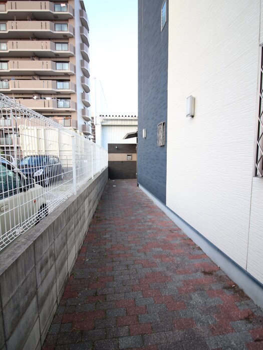 物件外観写真5　(エントランス部分)