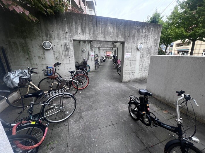 物件外観写真4　(駐輪場)
