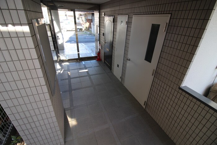 物件外観写真3　(エントランス部分)