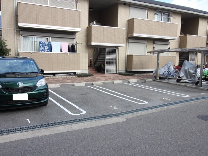 物件外観写真3　(駐車場)