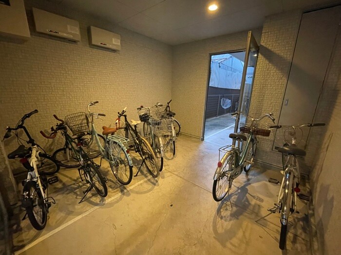 物件外観写真4　(駐輪場)