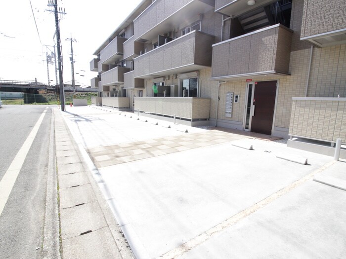 物件外観写真3　(駐車場)