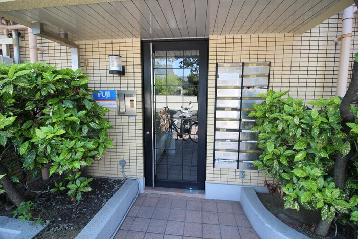 物件外観写真2　(エントランス部分)