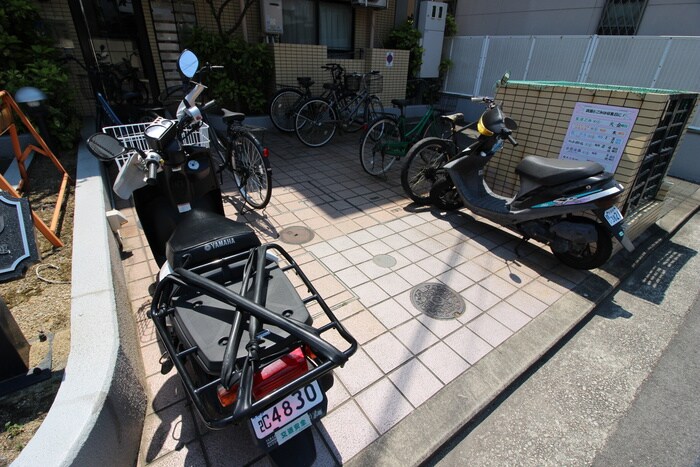 物件外観写真4　(駐輪場)