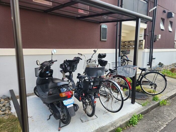 物件外観写真3　(駐輪場)