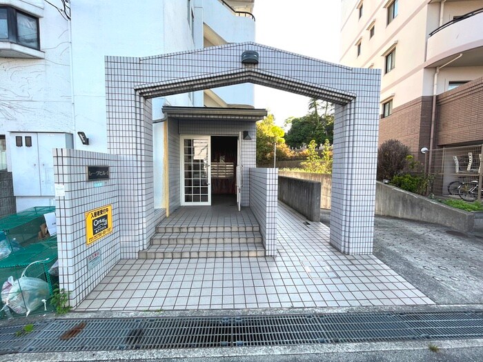 物件外観写真2　(エントランス部分)