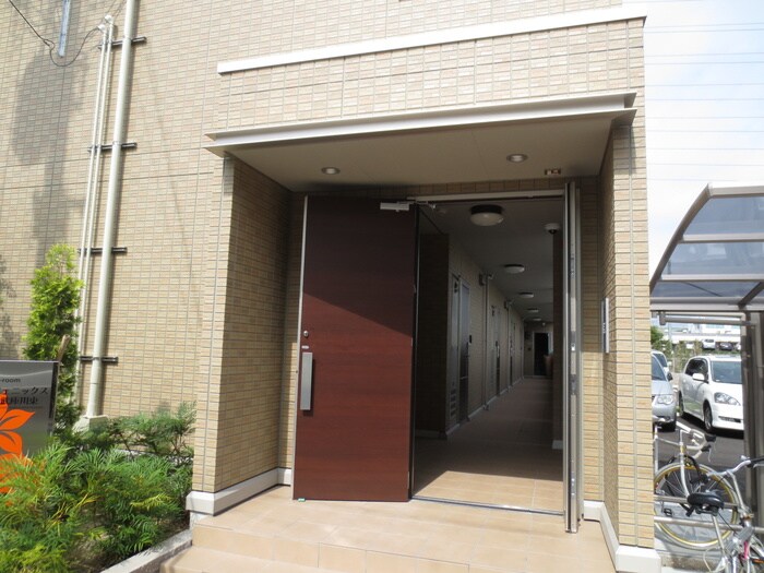 物件外観写真4　(エントランス部分)