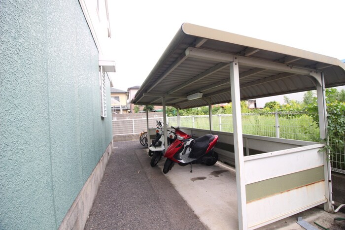 物件外観写真4　(バイク置き場)