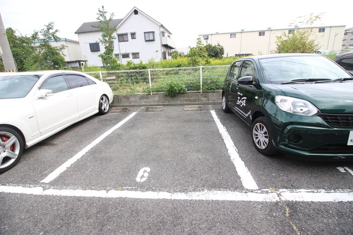 物件外観写真6　(駐車場)