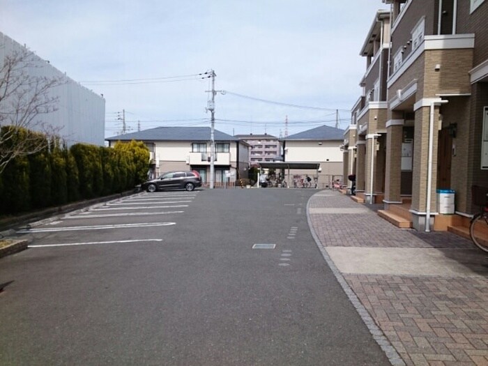 物件外観写真5　(駐車場)