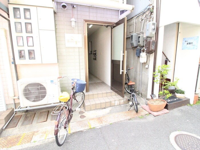 物件外観写真3　(エントランス部分)