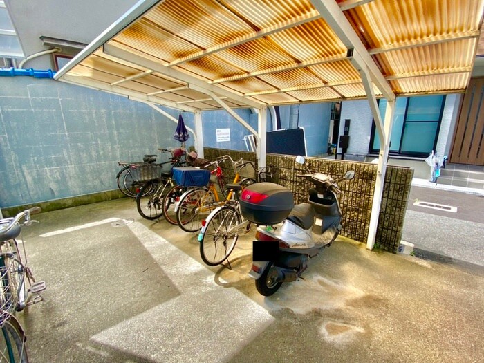 物件外観写真5　(バイク置き場)
