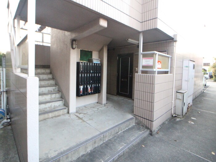 物件外観写真5　(エントランス部分)