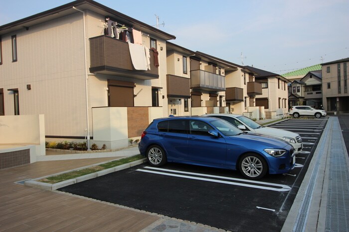 物件外観写真5　(駐車場)