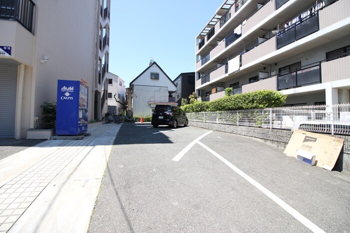 物件外観写真5　(駐車場)