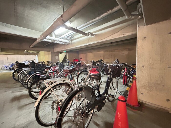 物件外観写真4　(駐輪場)