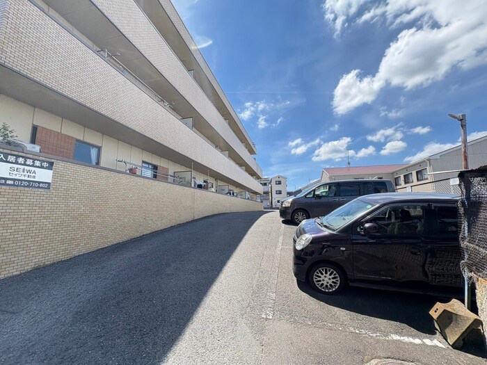 物件外観写真6　(駐車場)