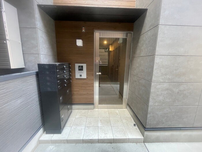 物件外観写真2　(エントランス部分)