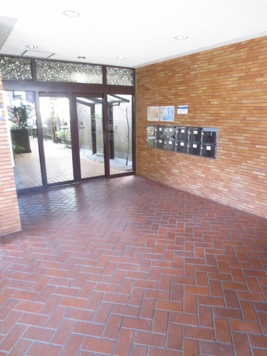 物件外観写真3　(エントランス部分)