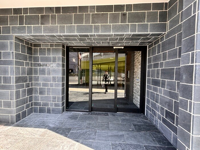 物件外観写真2　(エントランス部分)