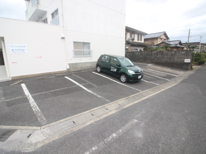 物件外観写真3　(駐車場)