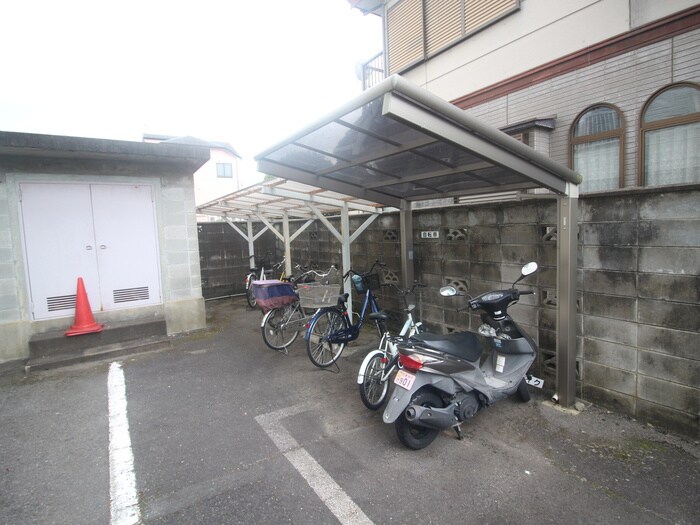 物件外観写真4　(駐輪場)